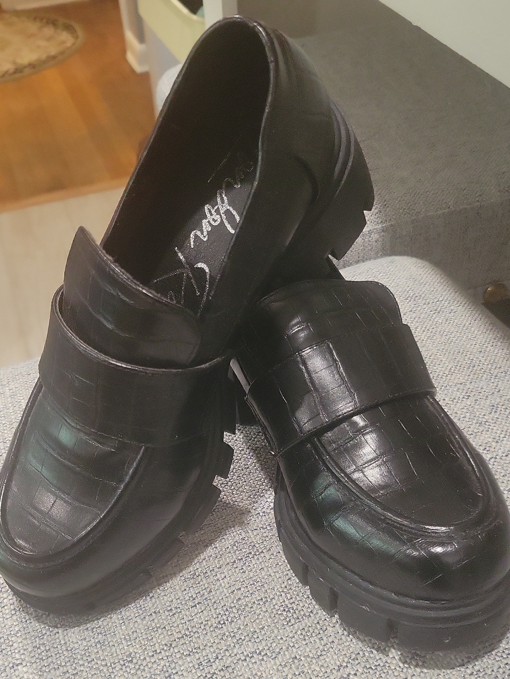 London Rag Women's Black Croc-Embossed Lug Sole Loafers